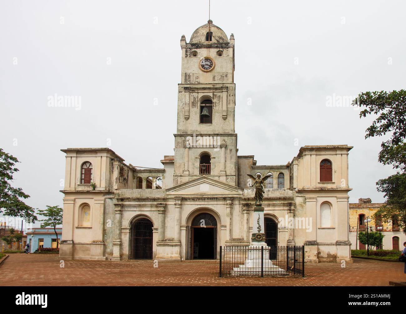 Die Engelsstatue von El Angelote und die Fassade von Iglesia de San Jose, San Jose Park im Zentrum von Holguin, Kuba Stockfoto