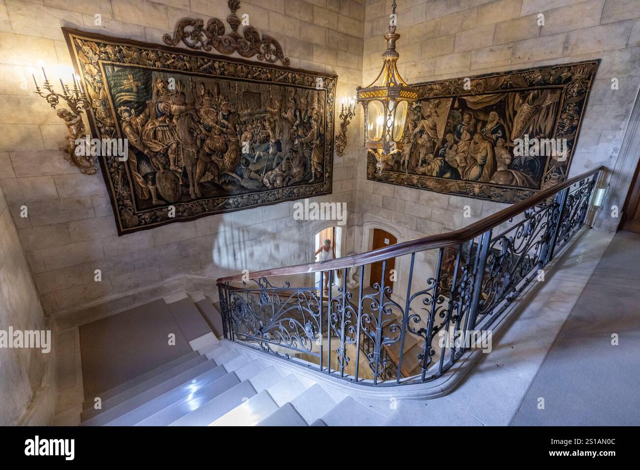 Frankreich, Drôme, Grignan, bezeichnet Les Plus Beaux Villages de France, die Burg Grignan, 600 Jahre lang Residenz der Adhémarer Linie, die Ehrentreppe mit Wandteppich links der Sitz von Jerusalem und rechts die Familie Darius zu Füßen Alexanders Stockfoto