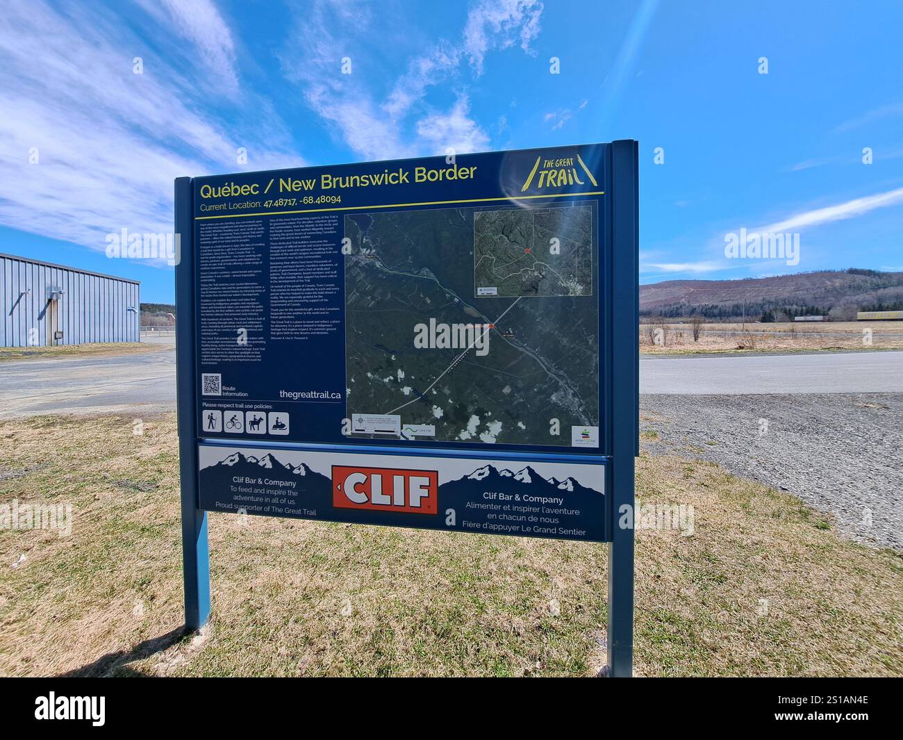 Schild der Grenzprovinz Quebec/New Brunswick auf dem Trans Canada Trail in Edmunston, New Brunswick, Kanada Stockfoto
