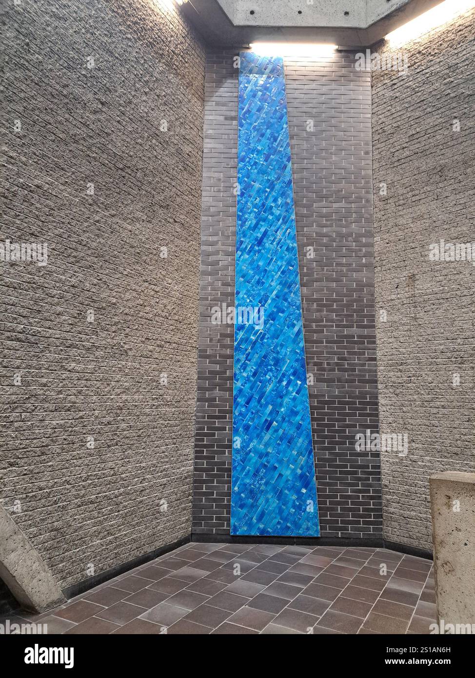 Blauer Streifen an der U-Bahnstation Georges-Vanier in Montreal, Quebec, Kanada Stockfoto