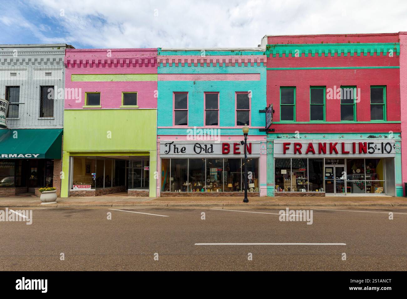 USA, Mississippi, Yazoo-City, farbenfrohe Häuser im Stadtzentrum Stockfoto