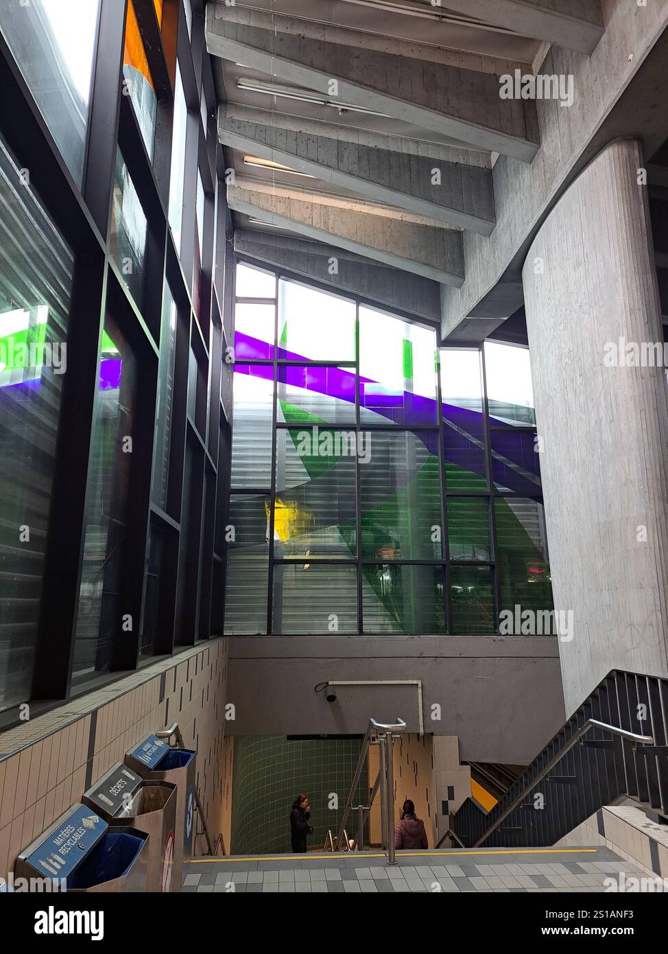 Große farbige Buntglasfenster an der U-Bahnstation Champ-de-Mars in Montreal, Quebec, Kanada Stockfoto