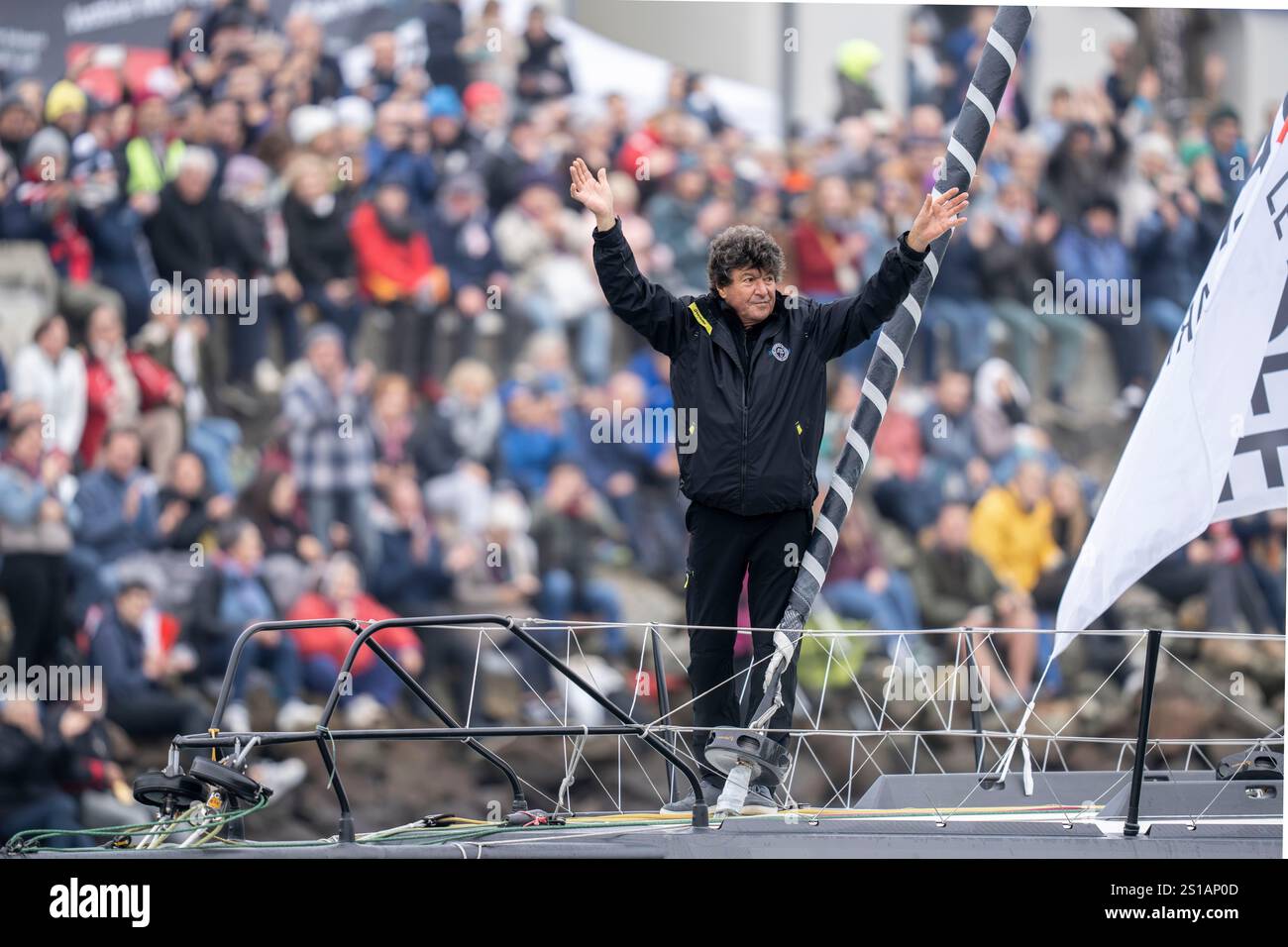 Frankreich, Vendée, Les Sables d'Olonne, Abflugtag Vendée Globe, Skipper Jean Le Cam verlässt den Kanal und winkt der Menge von seinem IMOCA zu *Tout begin en Finistère* Stockfoto