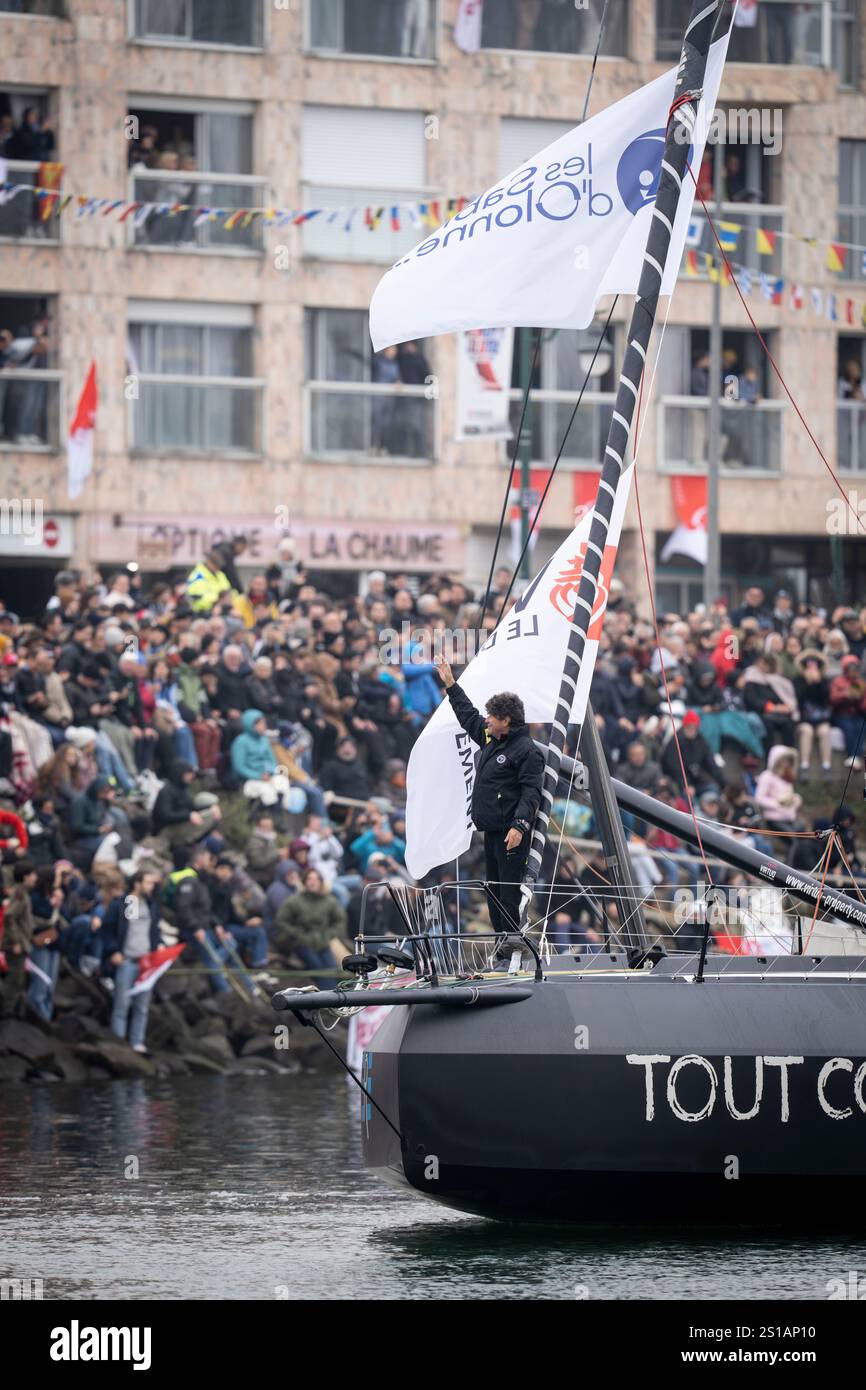 Frankreich, Vendée, Les Sables d'Olonne, Abflugtag Vendée Globe, Skipper Jean Le Cam verlässt den Kanal und winkt der Menge von seinem IMOCA zu *Tout begin en Finistère* Stockfoto