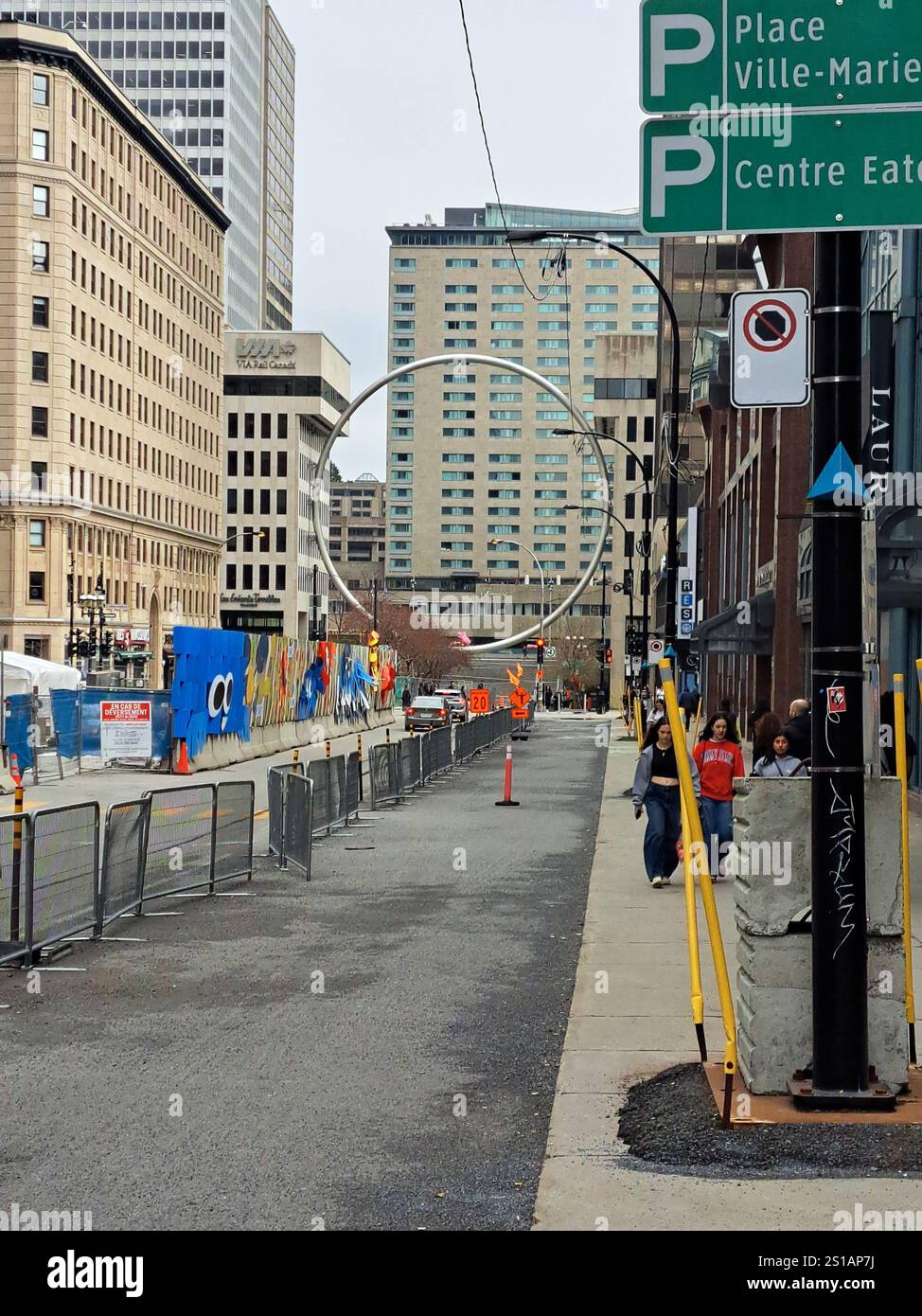 Gigantischer Ring am Esplanade Place Ville Marie im Zentrum von Montreal, Quebec, Kanada Stockfoto