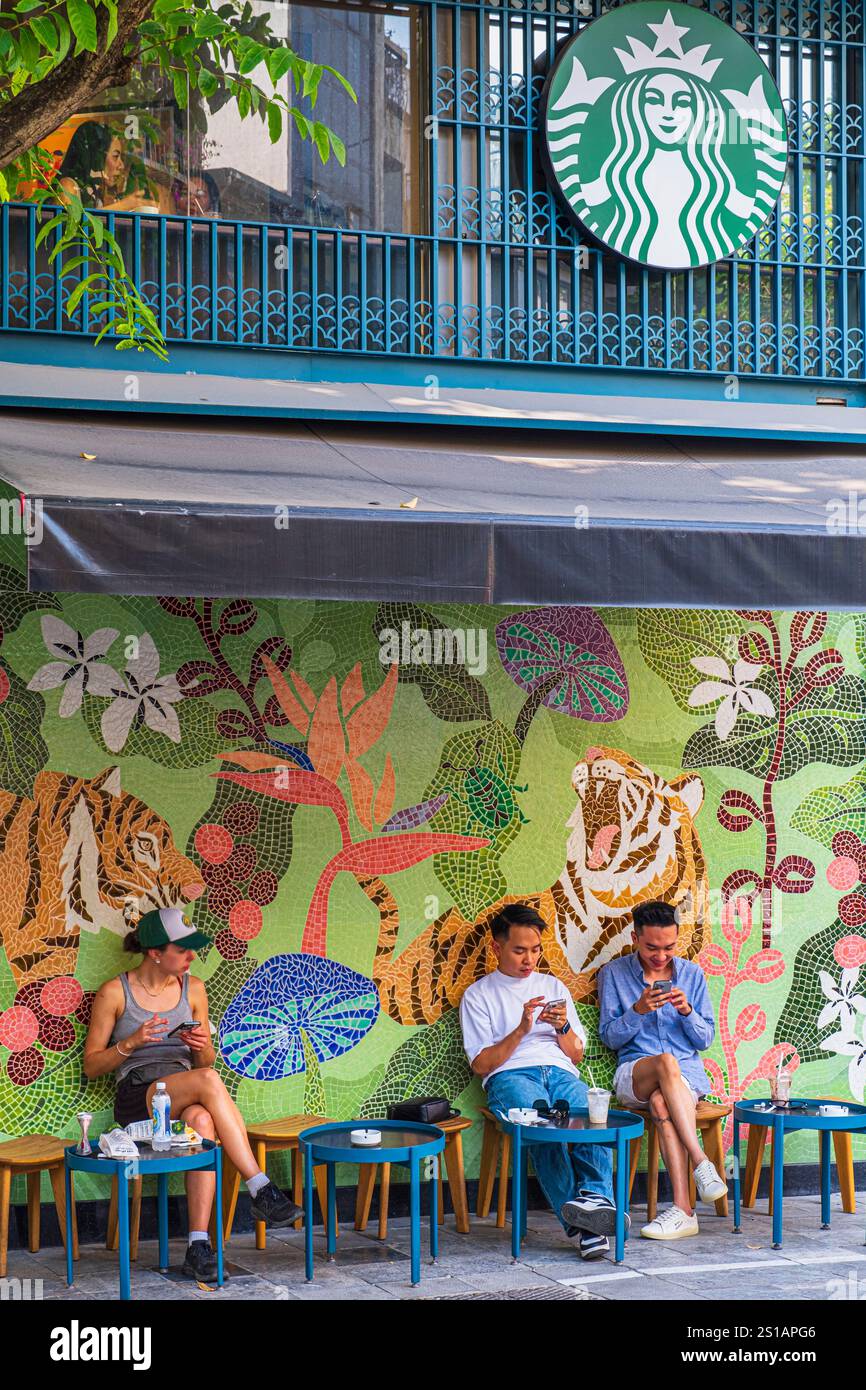 Vietnam, Hanoi, Bezirk Hoan Kiem, alter Bezirk oder Bezirk mit 36 Unternehmen, Terrasse des Starbucks Cafés Stockfoto