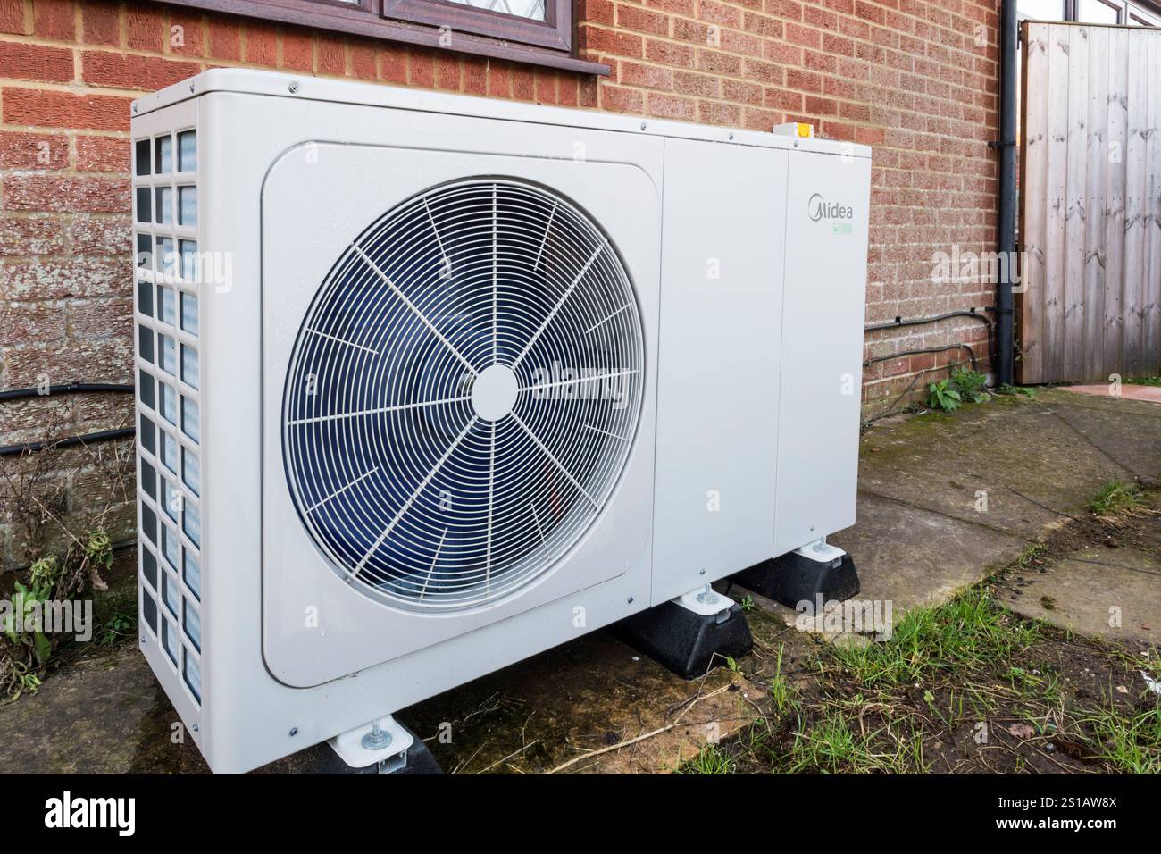 Eine 16 kW Midea M-thermische Mono ATW Luftwärmepumpe vor einem Norfolk Cottage. Stockfoto