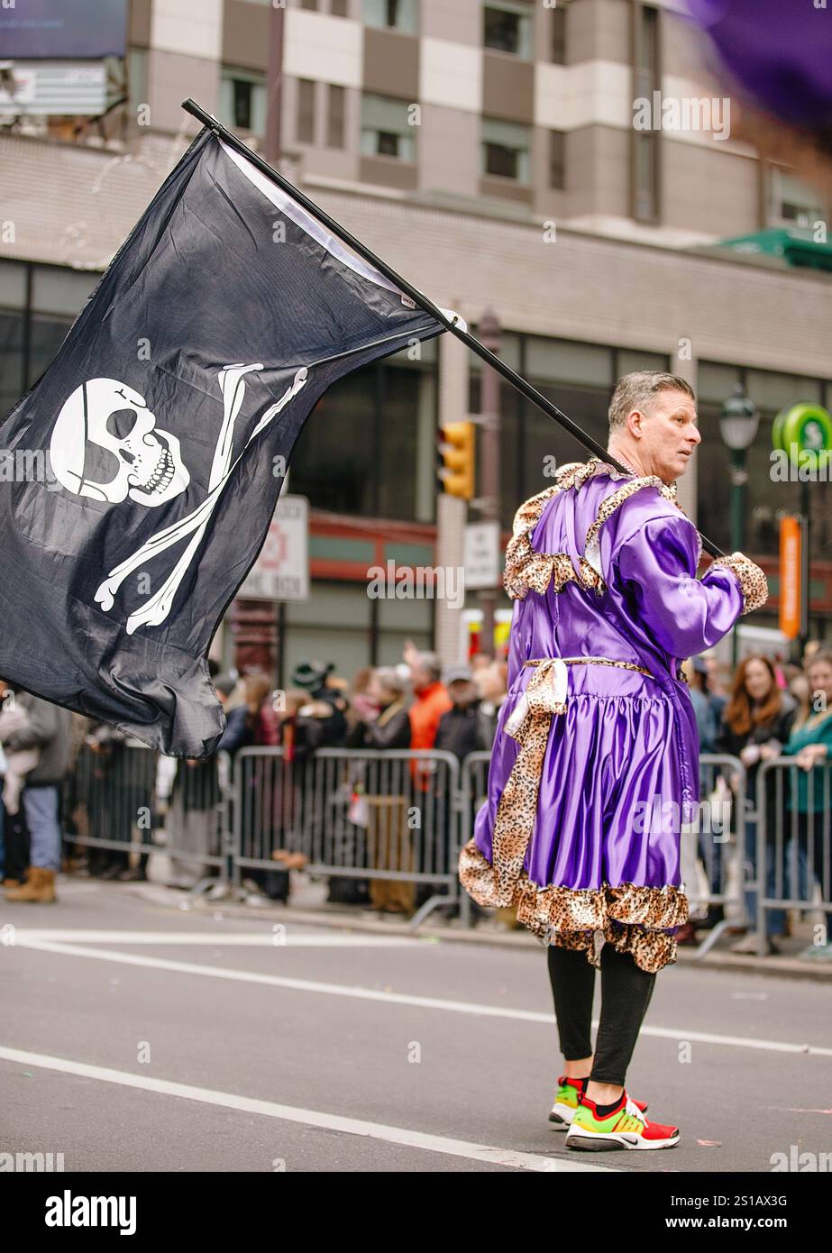 Mummers Parade 2025. Am 1. Januar 2025 marschieren die Teilnehmer der Parade in leuchtend lila Piratenkostümen vor dem Rathaus in Philadelphia, Pennsylvania, USA. Stockfoto