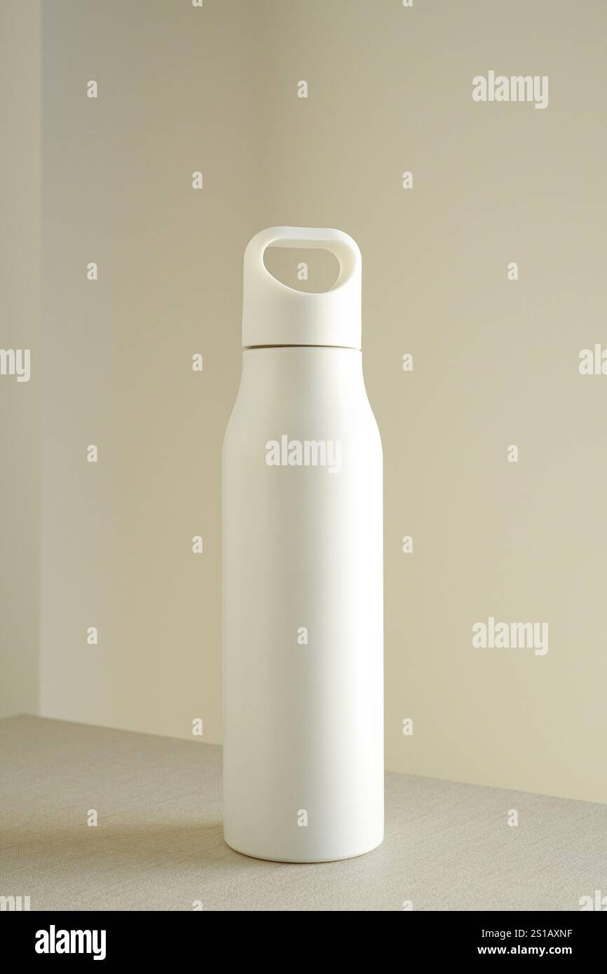 Weiße Edelstahl-Wasserflasche mit Griff auf weißem Hintergrund, Modell Stockfoto