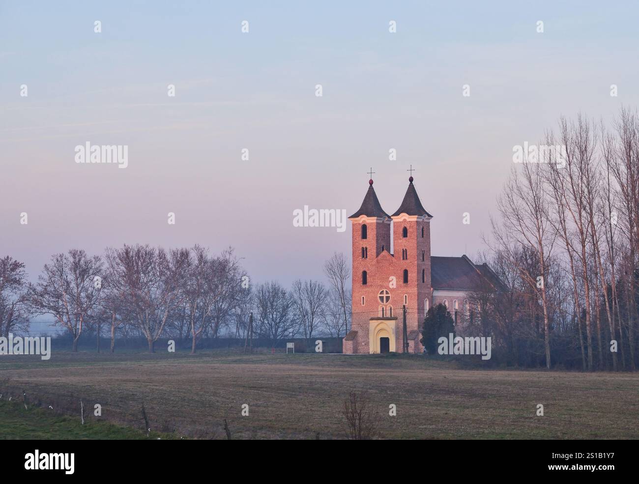Frühmittelalterliche Kirche bei Arpas, Ungarn im Winter Stockfoto