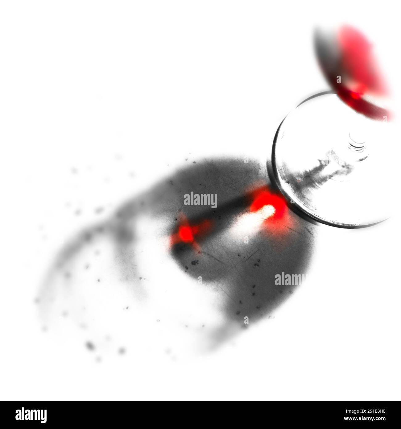 Rotwein im Stielweinglas auf der Küchenschranktheke. Stockfoto