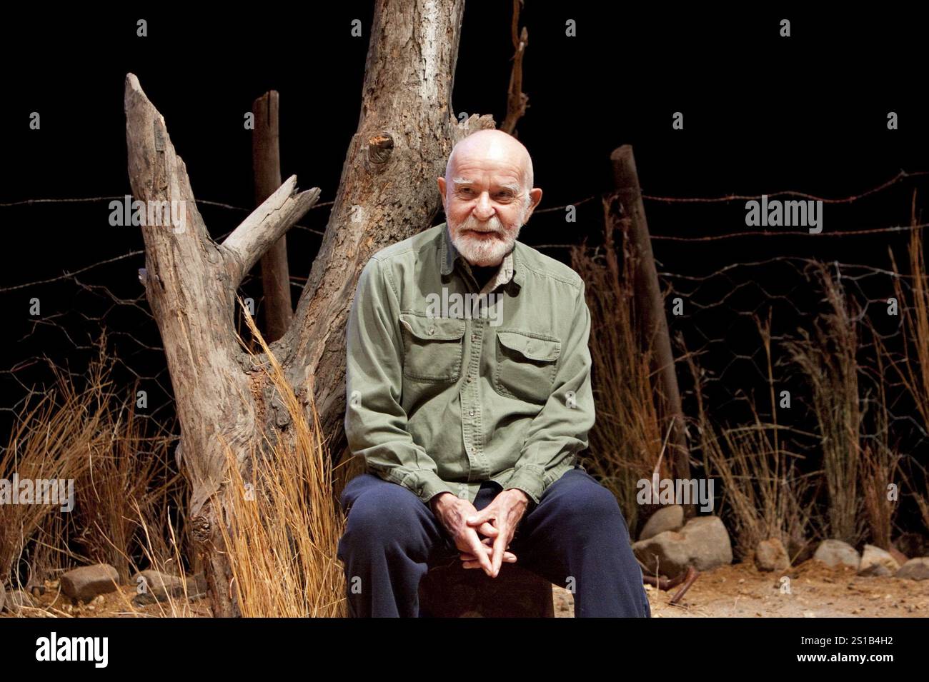 Athol Fugard - Autor und Regisseur - am Set des ZUGFÜHRERS im Hampstead Theatre, London NW3 09/11/2010 A Fugard Theatre Produktionsdesign: Saul Radomsky Beleuchtung: Mannie Manim Stockfoto