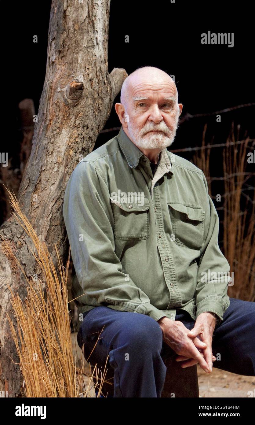 Athol Fugard - Autor und Regisseur - am Set des ZUGFÜHRERS im Hampstead Theatre, London NW3 09/11/2010 A Fugard Theatre Produktionsdesign: Saul Radomsky Beleuchtung: Mannie Manim Stockfoto