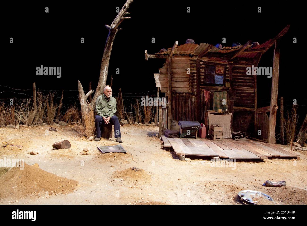 Athol Fugard - Autor und Regisseur - am Set des ZUGFÜHRERS im Hampstead Theatre, London NW3 09/11/2010 A Fugard Theatre Produktionsdesign: Saul Radomsky Beleuchtung: Mannie Manim Stockfoto