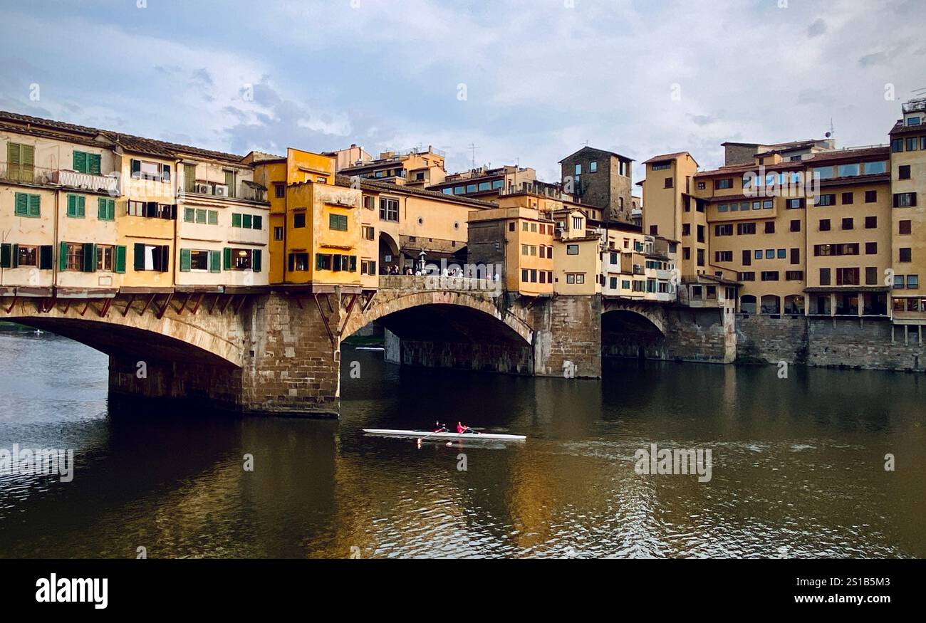Brücke Ponte Vecchio am Fluss Arno, Florenz, Italien - Smartphone-aufgenommenes Stockfoto