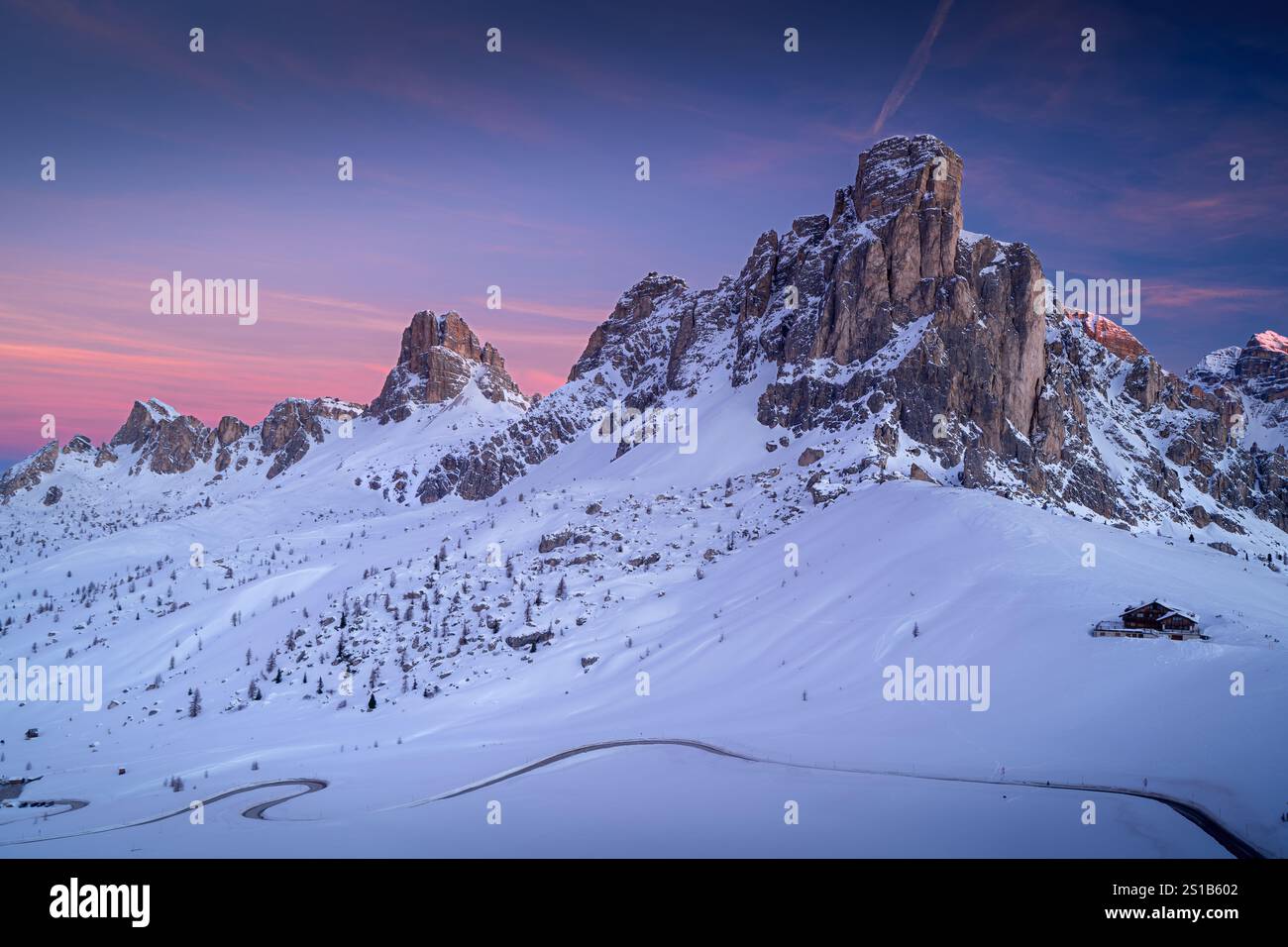 View of Ra Gusela peak at sunrise, Alps near Cortina d'Ampezzo, Dolomites, Italy. Frosty morning at Passo Giau, northern Italy. Stockfoto