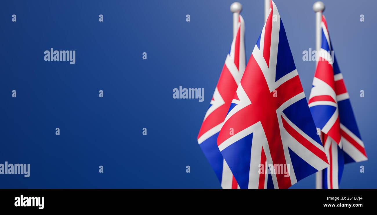 Flaggen des Vereinigten Königreichs vor blauem Hintergrund. Selektiver Fokus auf Frontflagge. Kopieren Sie den Platz nach links Stockfoto