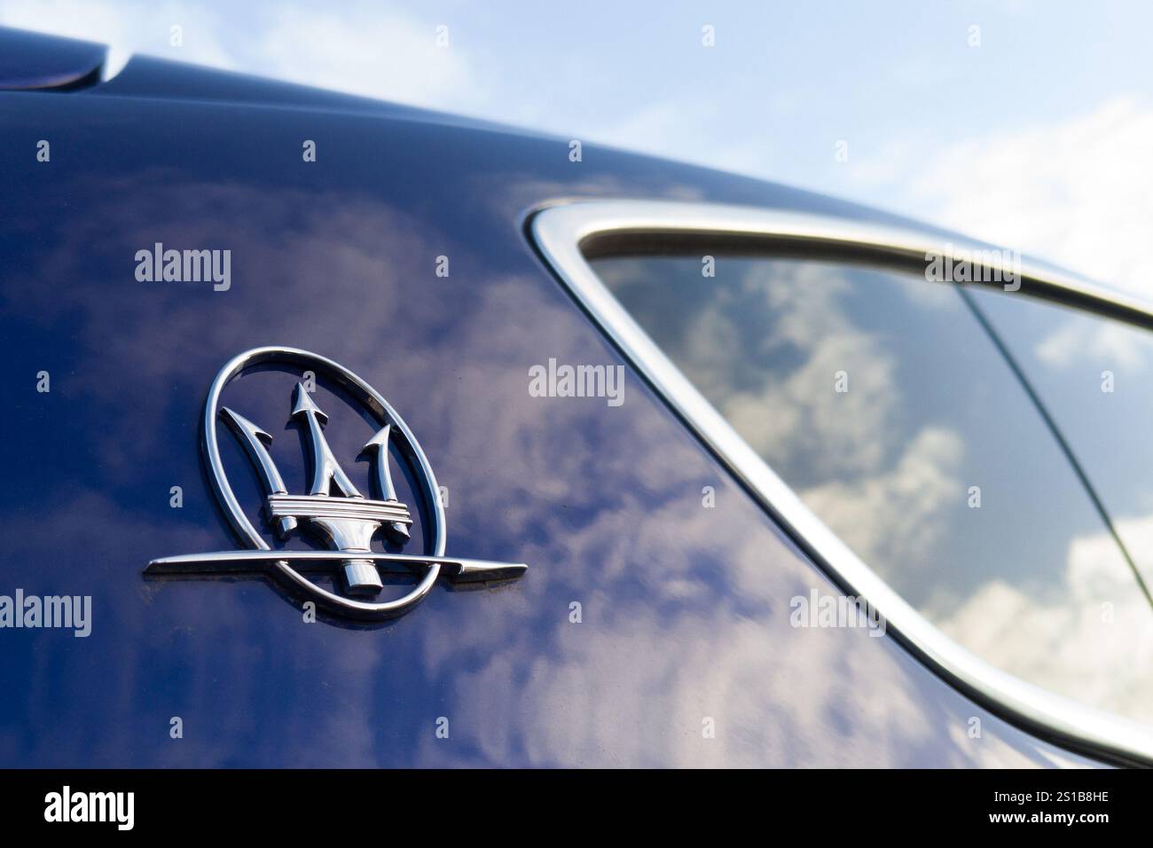 Posen, Polen. 20. Dezember 2024: Maserati-Logo auf blauem Luxusauto Stockfoto