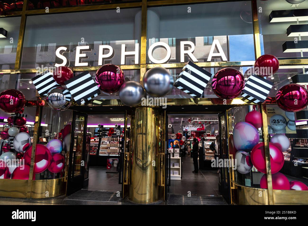 Turin, Italien - 24. November 2024: Parfümerie Sephora in der Via Roma, im Zentrum von Turin oder Turin, Italien Stockfoto