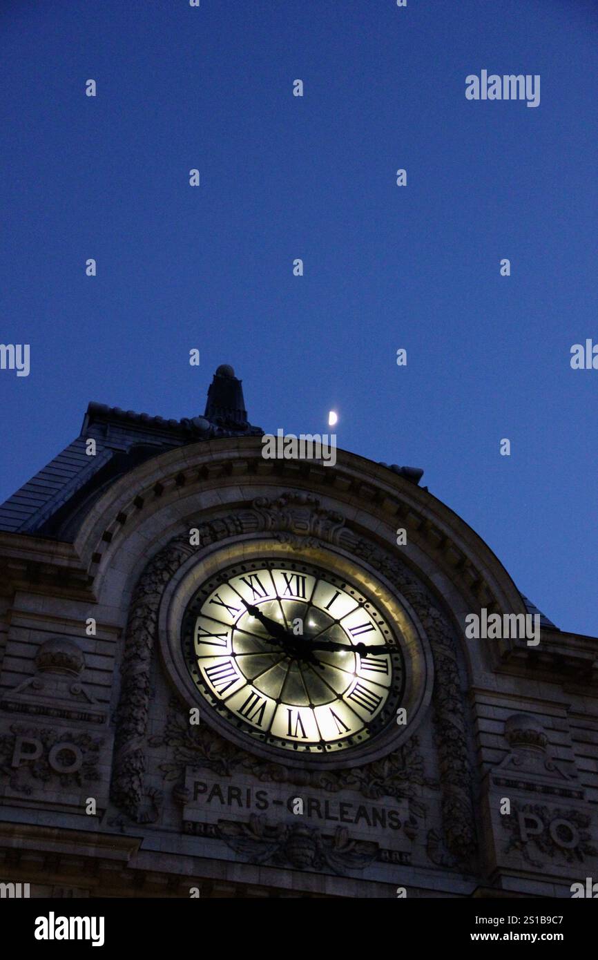 Musee D'orsay bei Nacht mit dem Mond dahinter Stockfoto