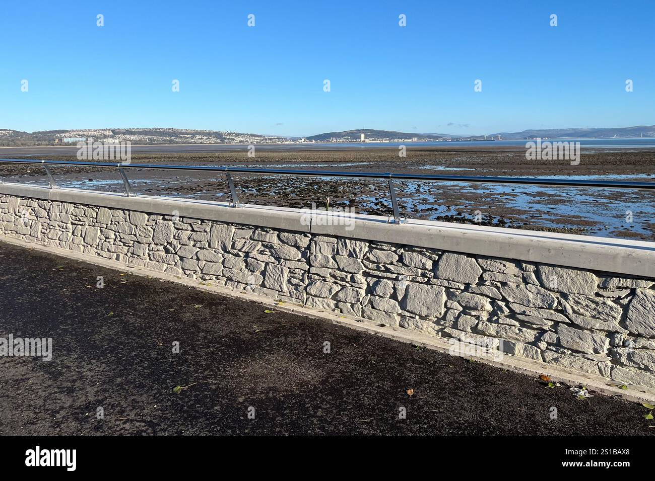 Der Mumbles Prom, der im Rahmen des Mumbles Coastal Protection Scheme renoviert wurde. Swansea, Wales, Vereinigtes Königreich. Januar 2025. Stockfoto Der Mumbles Prom, der im Rahmen des Mumbles Coastal Protection Scheme renoviert wurde. Swansea, Wales, Vereinigtes Königreich. Januar 2025. Stockfoto