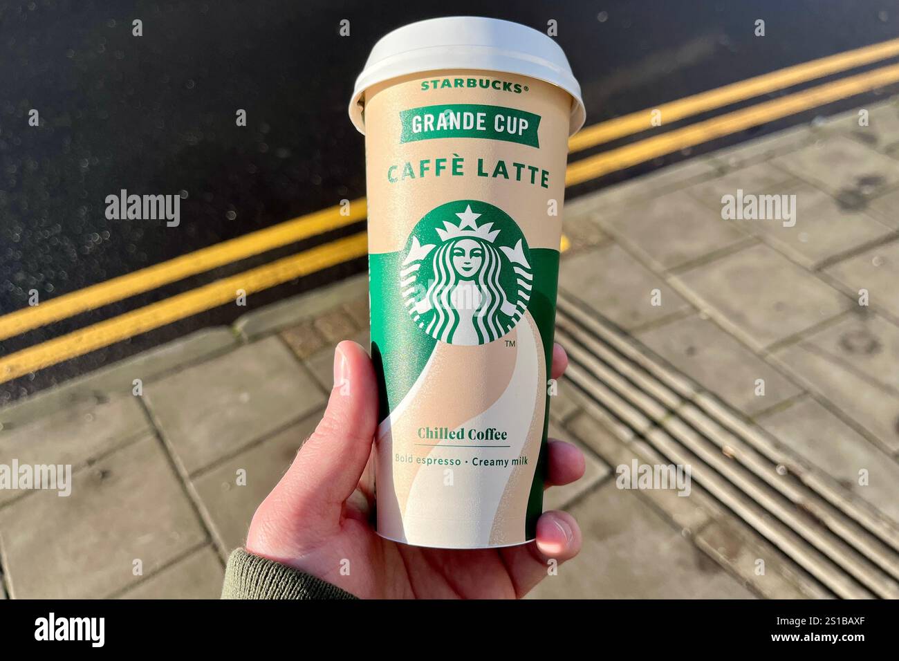 Ein Starbucks Grande Cup Caffe Latte, ein gekühltes Kaffeegetränk. - Smartphone-aufgenommenes Stockfoto