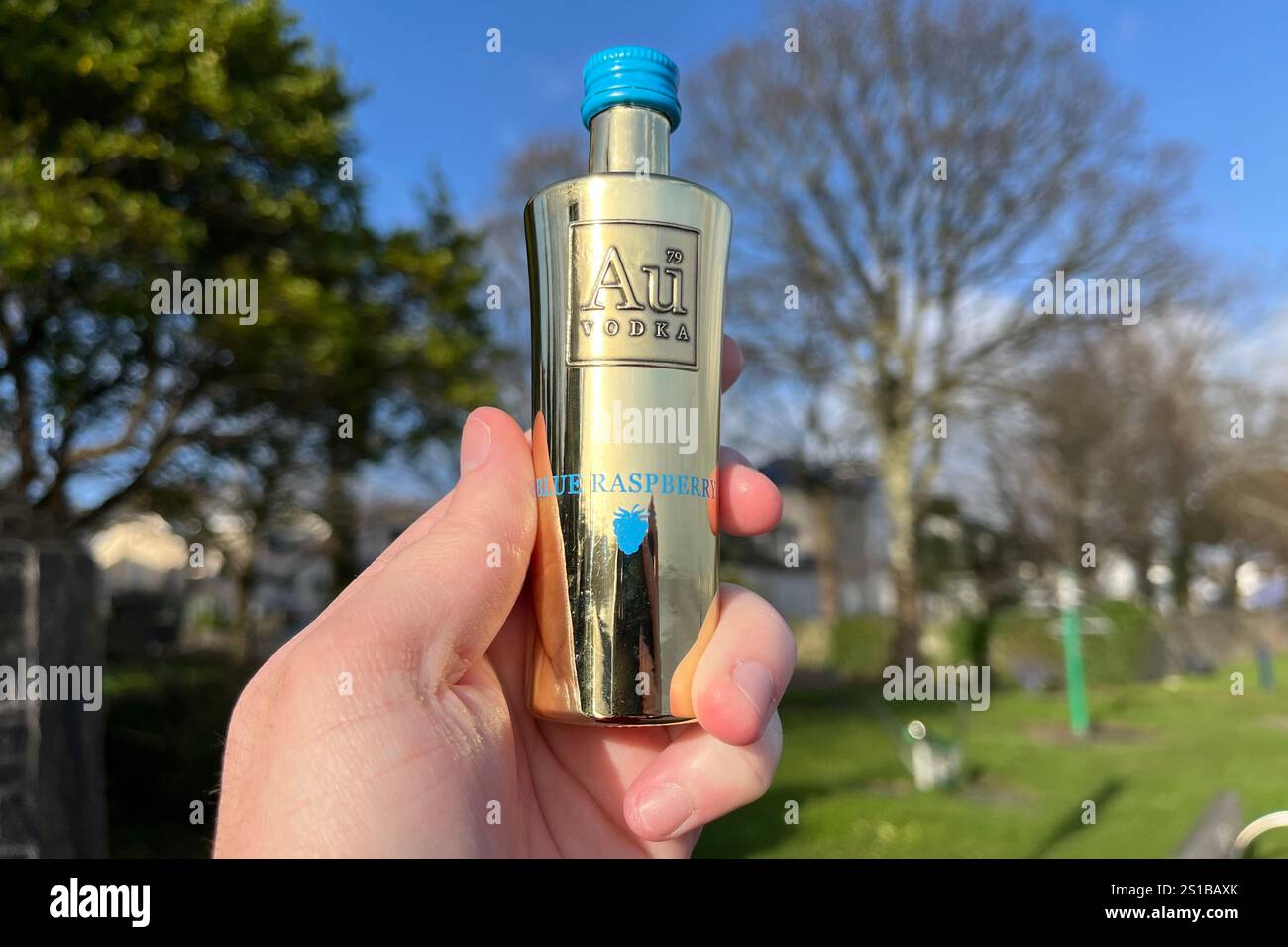 Eine 5cl Au Vodka Blue Raspberry Miniatur. Stockfoto