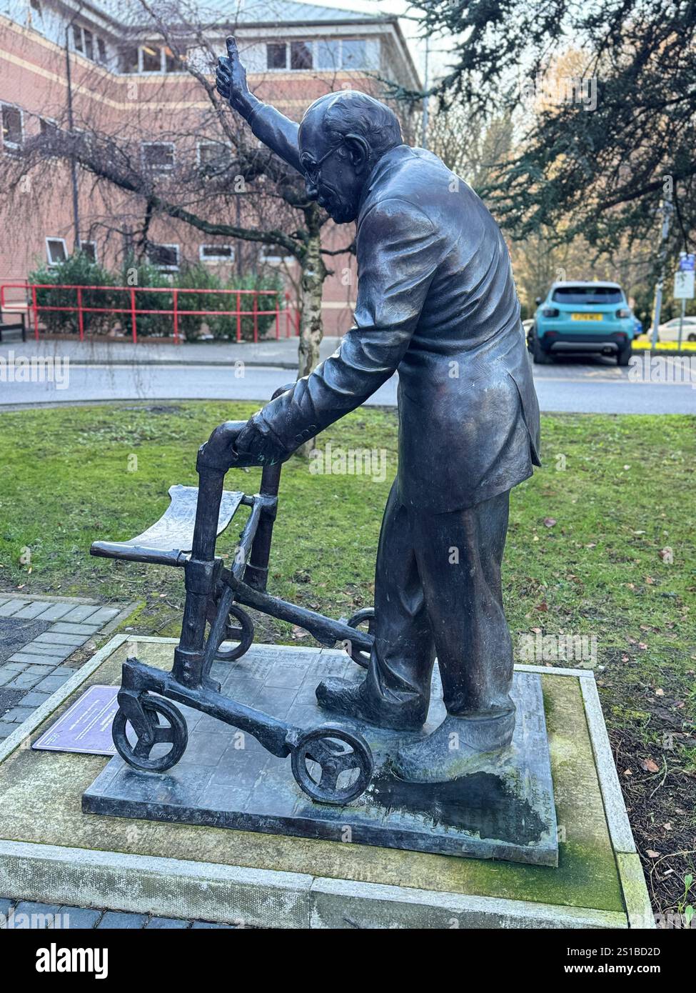 Eine Bronzestatue von Captain Sir Tom Moore, einem britischen Armeekapitän und Spendenaktion, die der Bildhauer Andrian Melka an die Charity von Leeds Hospitals gespendet hat. Stockfoto