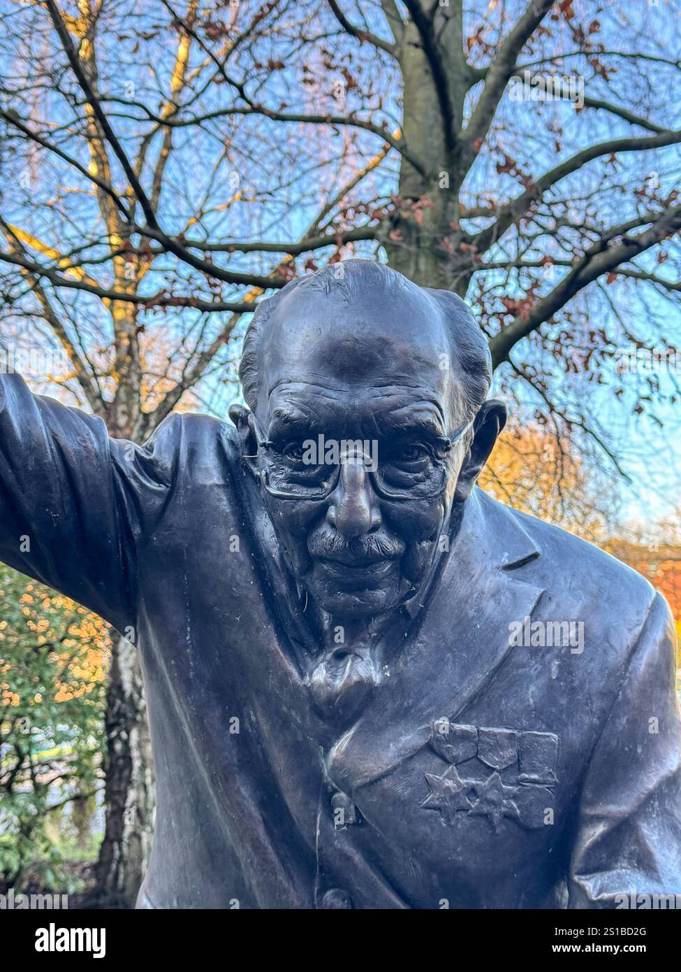 Eine Bronzestatue von Captain Sir Tom Moore, einem britischen Armeekapitän und Spendenaktion, die der Bildhauer Andrian Melka an die Charity von Leeds Hospitals gespendet hat. Stockfoto