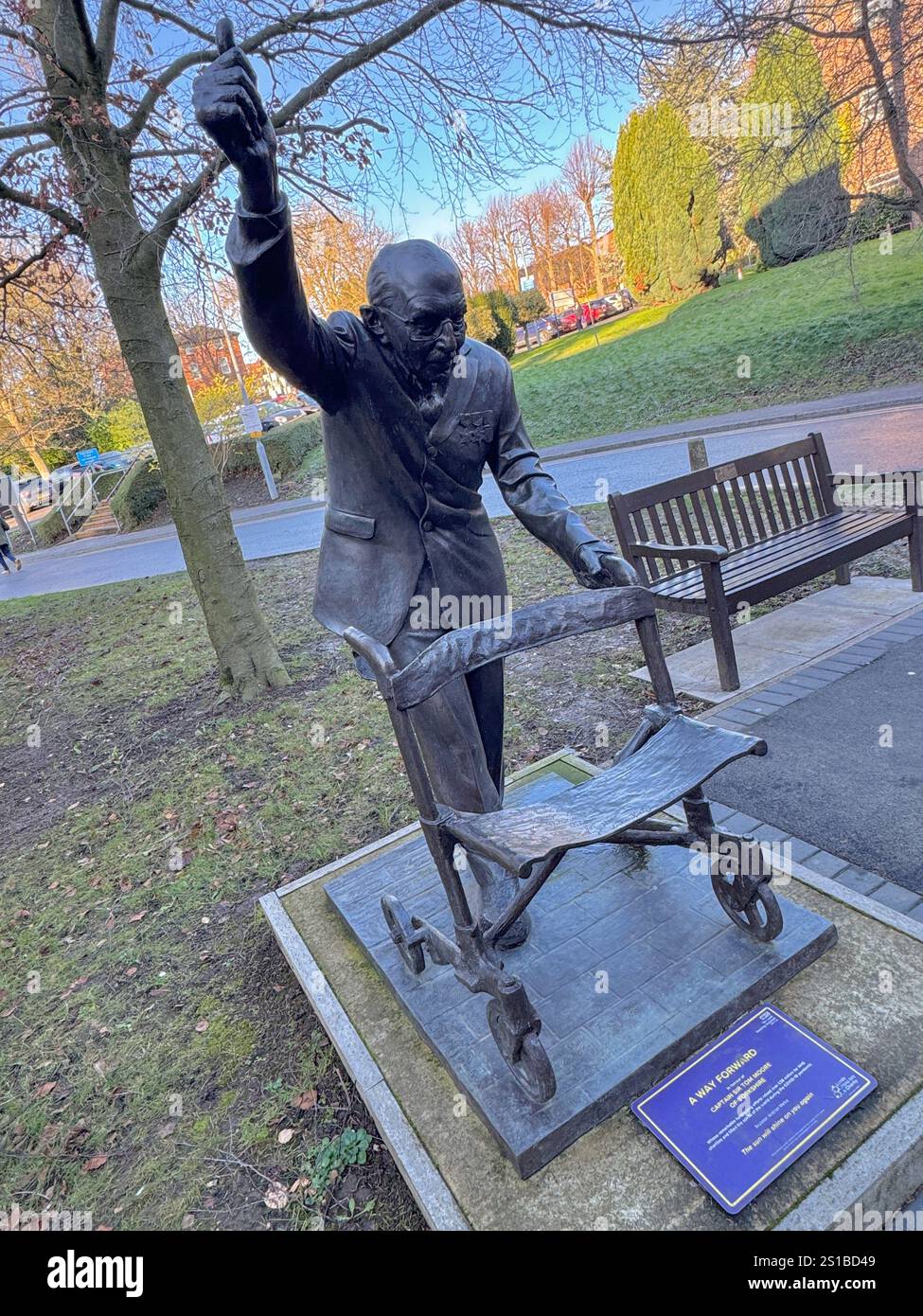Eine Bronzestatue von Captain Sir Tom Moore, einem britischen Armeekapitän und Spendenaktion, die der Bildhauer Andrian Melka an die Charity von Leeds Hospitals gespendet hat. Stockfoto