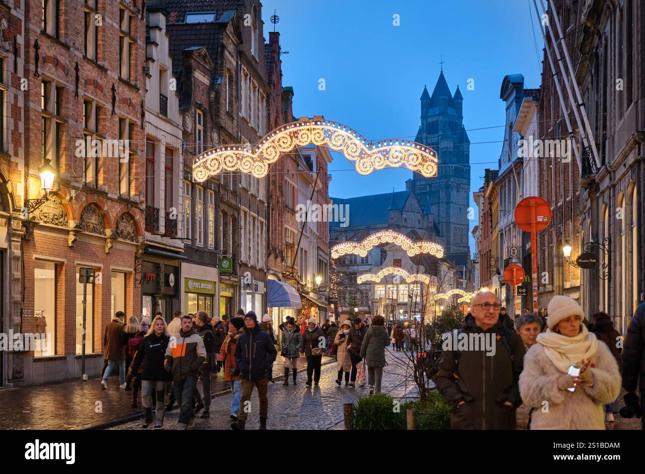 Steinstraße Steenstraat, ein beliebtes Einkaufsviertel in Brügge, das während der Weihnachtszeit mit Licht dekoriert ist Stockfoto