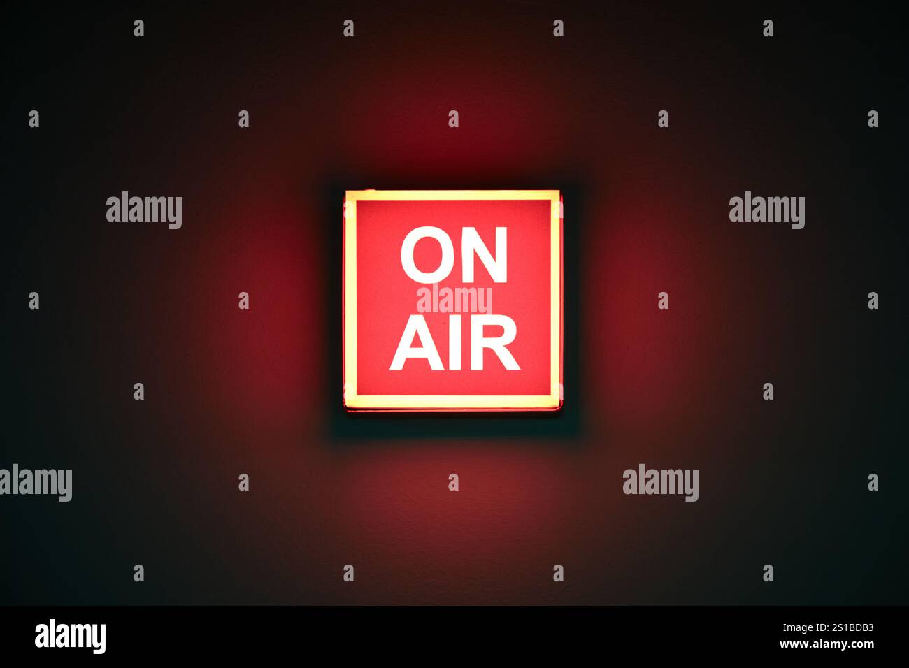 Ein Schild, das aufleuchtet, wenn die Ausstrahlung stattfindet, der Kontrollraum ist live im Fernsehen Stockfoto