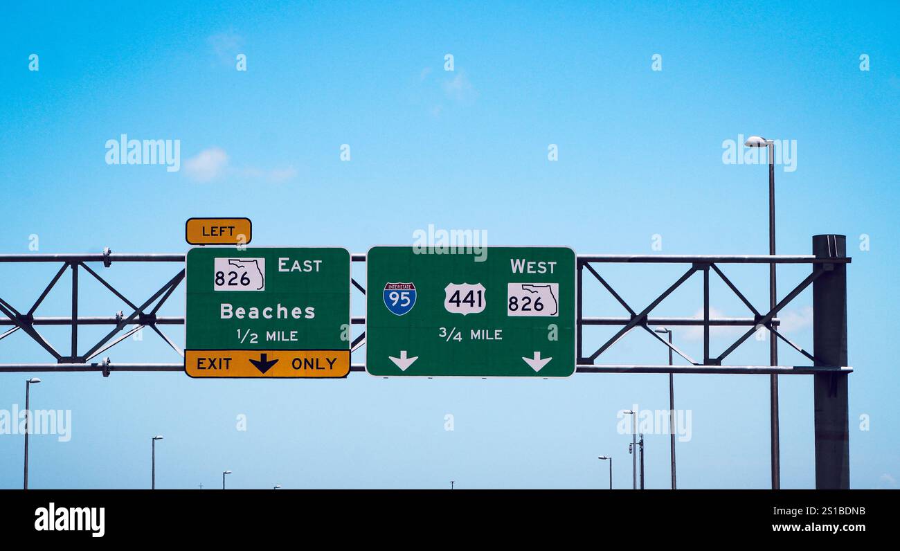 Vorwegweiser / Wegweiser auf der Florida State Road 826 East Richtung Beaches & der Interstate 95, sowie Richtung U.S. Highway 441, Florida, USA. Stockfoto