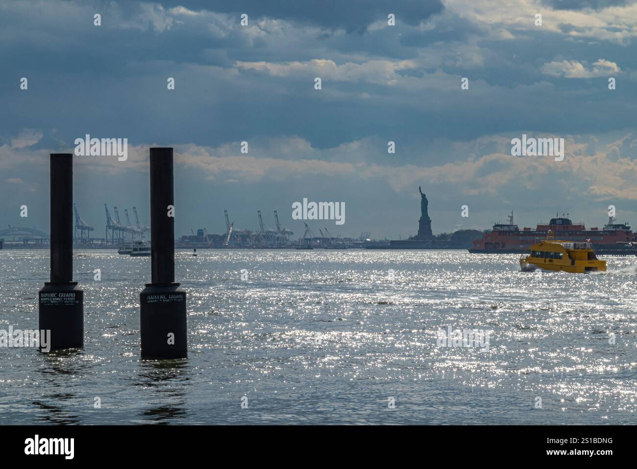 Freiheitsstatue im Hafen von New York, aus Brooklyn Bridge Park, New York City Stockfoto