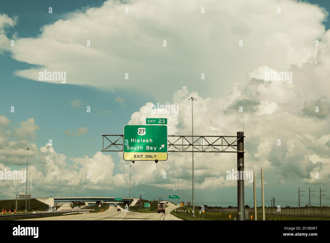Wegweiser / Vorwegweiser auf der Interstate 75 mit der Abfahrt auf die Florida State Road 27 in Richtung Hialeah & South Bay, Florida, USA. Stockfoto