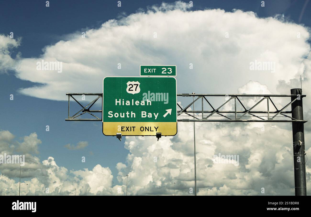 Wegweiser / Vorwegweiser auf der Interstate 75 mit der Abfahrt auf die Florida State Road 27 in Richtung Hialeah & South Bay, Florida, USA. Stockfoto