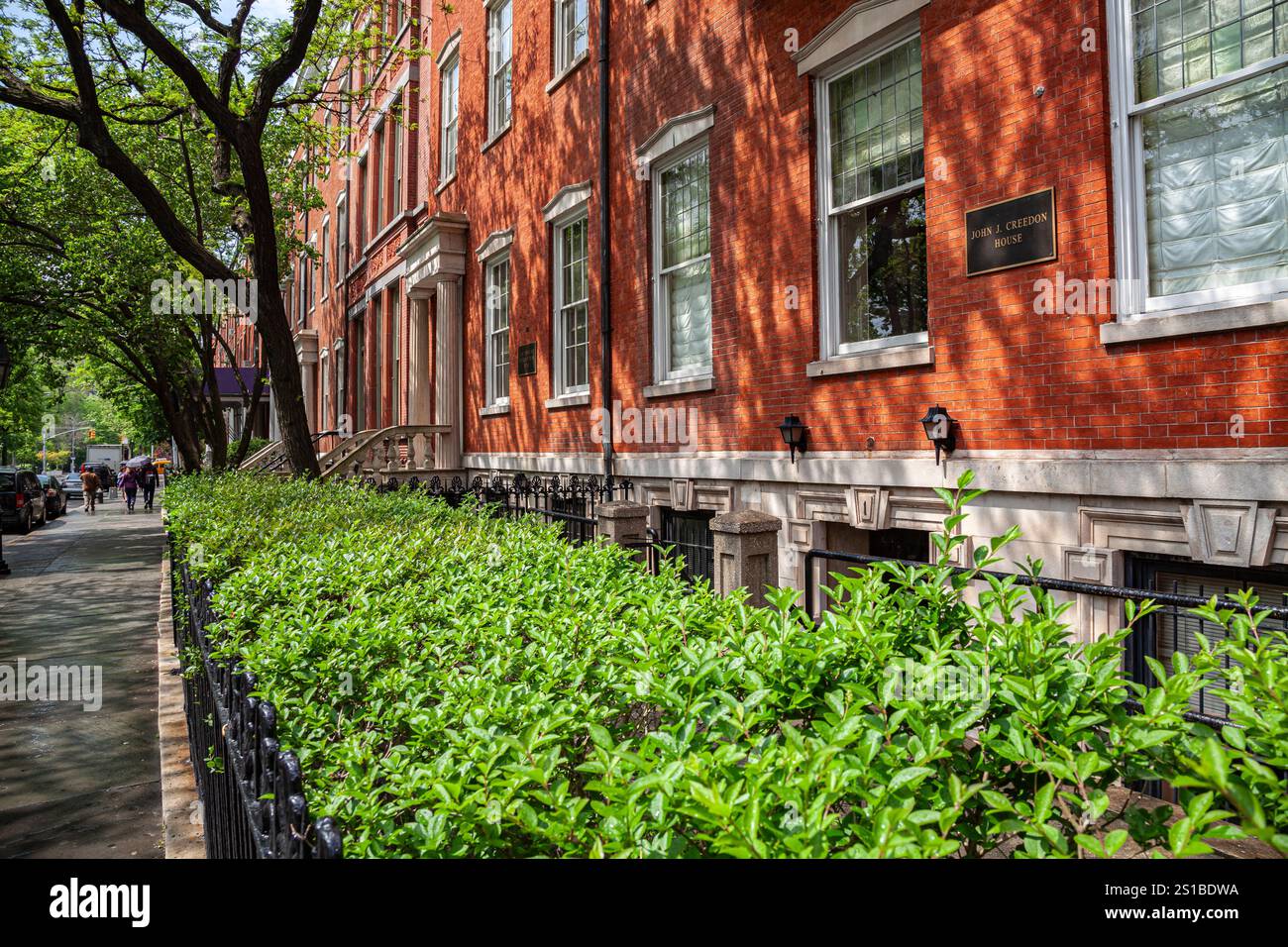 „The Row“ ist eine Reihe von Häusern aus dem griechischen Wiedergeburtsstil am Washington Square North, Greenwich Village, Manhattan, New York City Stockfoto