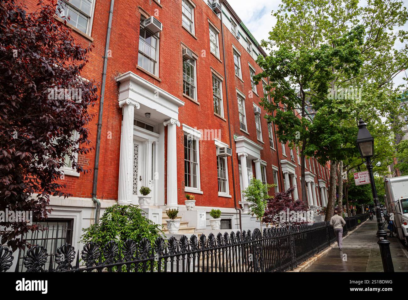 „The Row“ ist eine Reihe von Häusern aus dem griechischen Wiedergeburtsstil am Washington Square North, Greenwich Village, Manhattan, New York City Stockfoto