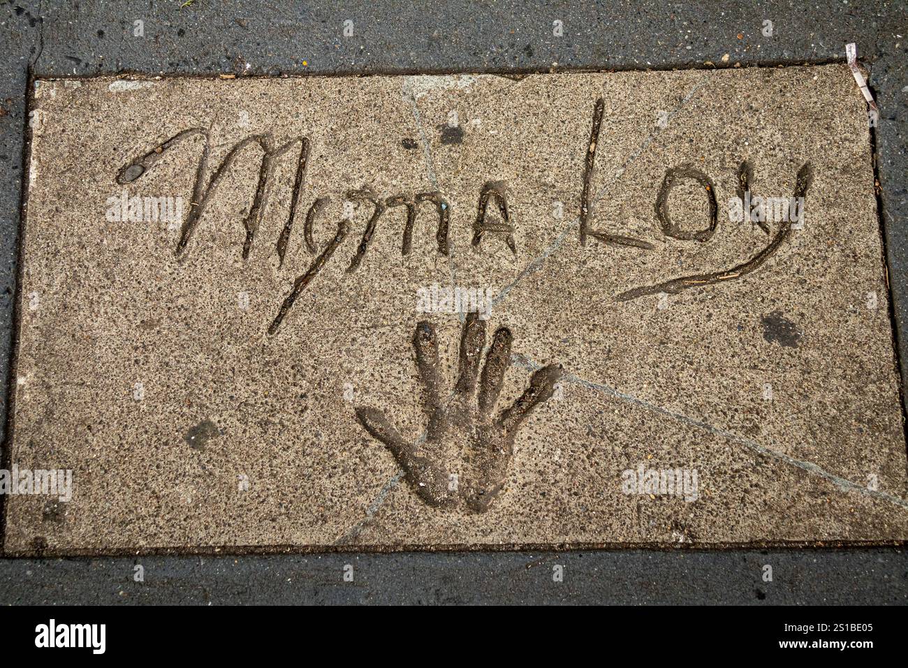 Handabdrücke von Myrna Loy vor dem Theatre 80 St Marks, einem ehemaligen Off-Broadway Theater und Kino. 2024 geschlossen, East Village, Manhattan, Stockfoto