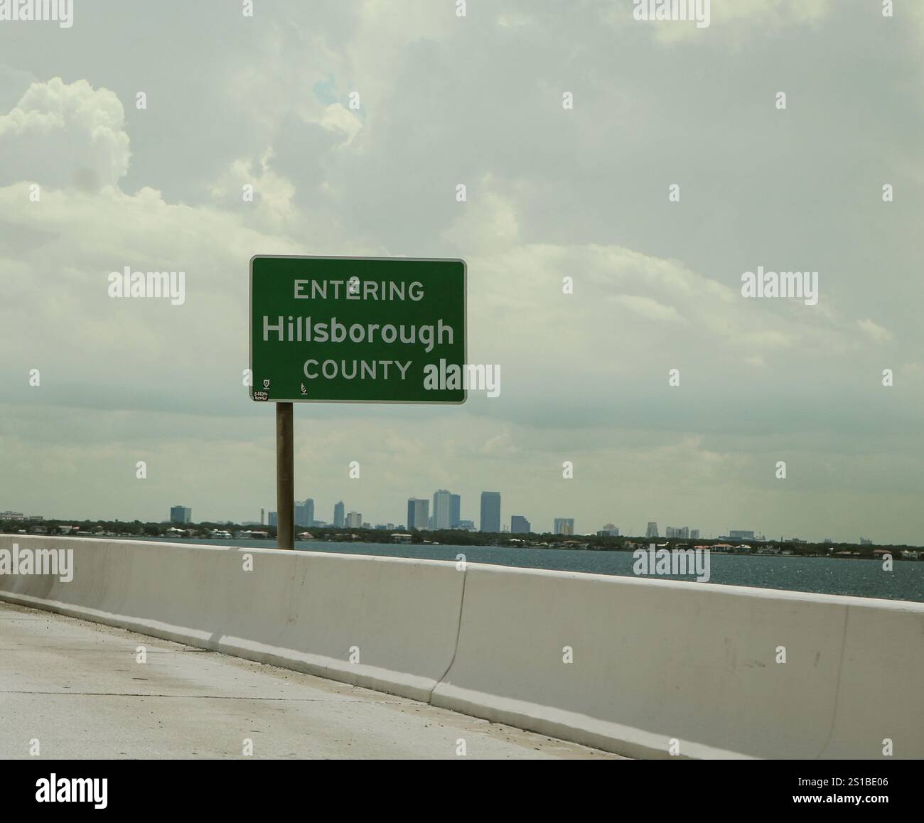 Wegweiser / Vorwegweiser / Richtungsschild auf der Interstate 275 North - Southern Apex bis Sunshine Skyway mit Schild 'Enting hillsborough County'. Stockfoto