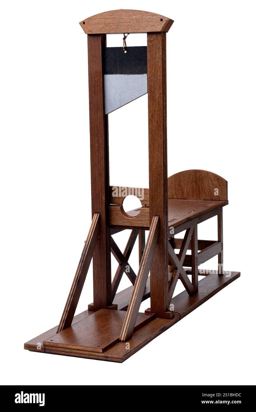 Hölzerne Guillotine mit angewinkelter Stahlklinge und Stützstufen isoliert auf weißem Hintergrund mit Schnittpfadausschnitt Konzept für französischen Revolutionär Ju Stockfoto