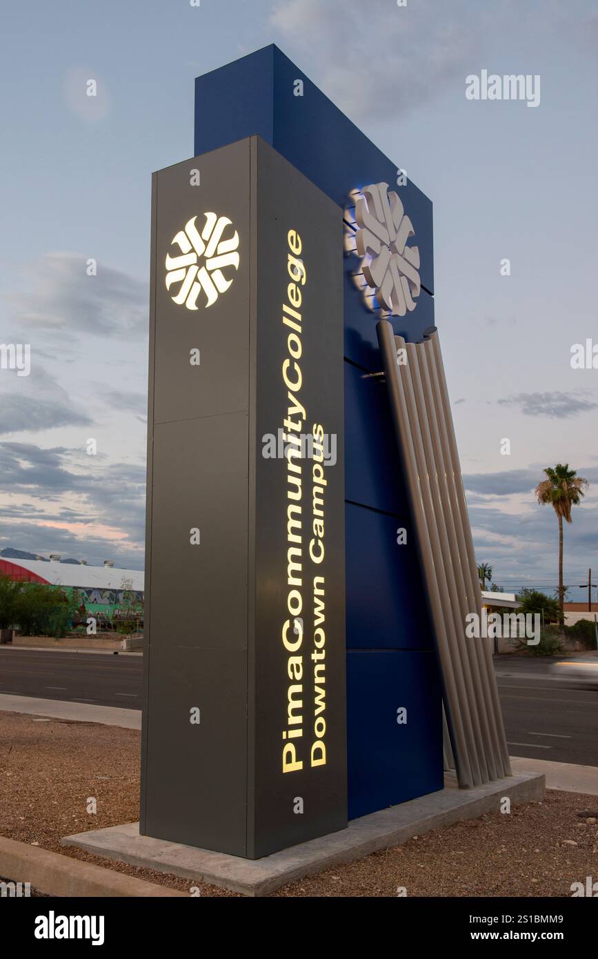 Pima Community College Downtown Campus Schild bei Sonnenuntergang in Tucson Arizona Stockfoto