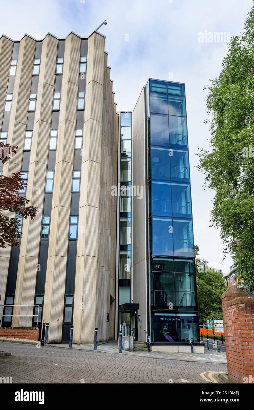 University of Strathclyde Department of Biomedical Engineering Wolfson Building mit Treppenaufzug und Lifterweiterung, Glasgow, Schottland, Großbritannien, Europa Stockfoto