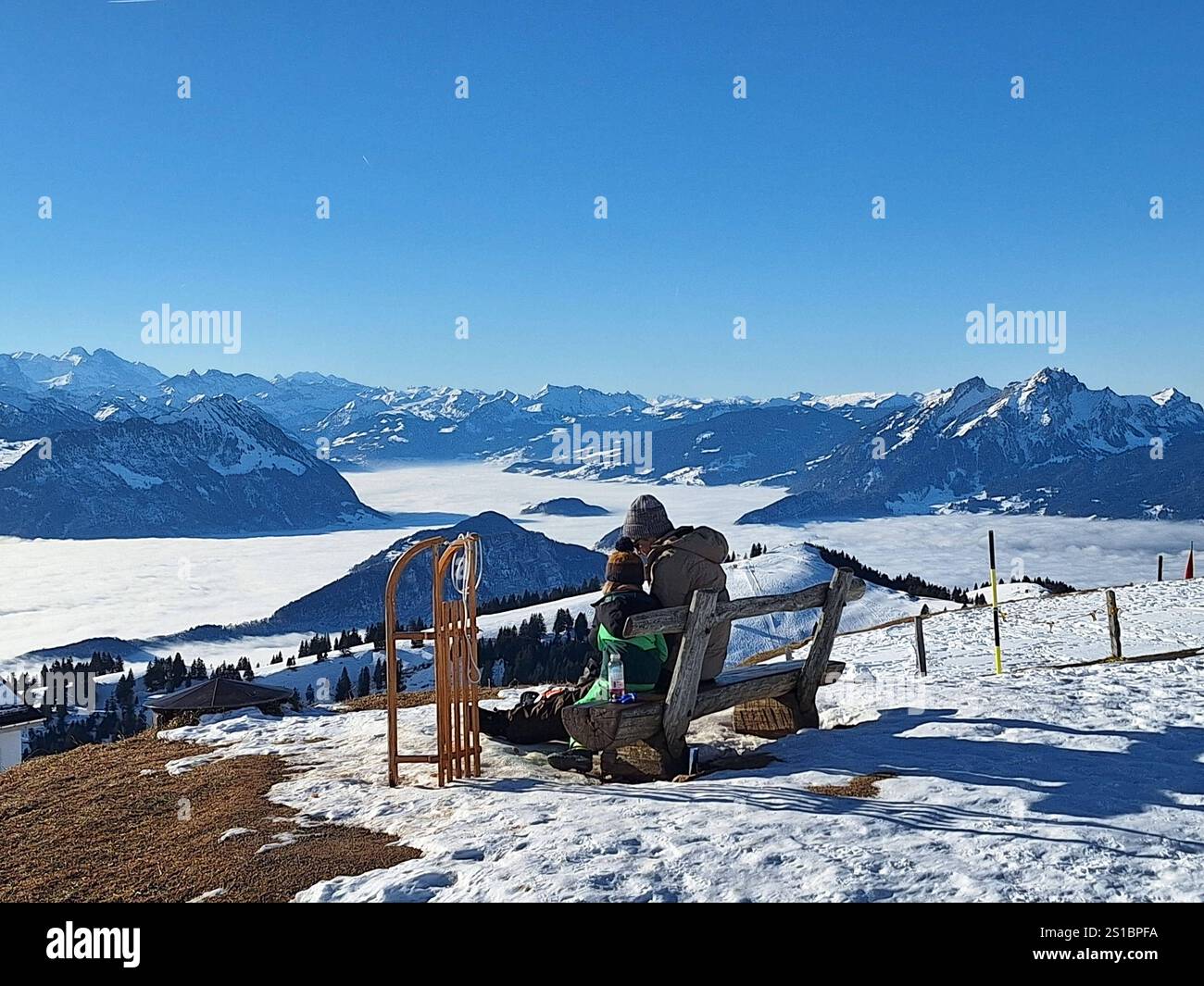 Rigi Themenbild - Zahnradbahn, Bergbahn, Rigi, Königin der Berge am Vierwaldstättersee im Winter, 31.12.2024 Rigi, Kulm, Bergmassiv am Vierwaldstättersee in der Zentralschweiz. Fahrt mit der Zahnradbahn, Bergbahn auf den Rigi Berggipfel Kulm. Die Rigi liegt in der Zentralschweiz im Kanton Schwyz und Luzern Themenbild - Zahnradbahn, Bergbahn, Rigi, Königin der Berge am Vierwaldstättersee im Winter, 31.12.2024 *** Rigi Themenbild Zahnradbahn, Bergbahn, Rigi, Königin der Berge am Vierwaldstättersee im Winter, 31 12 2024 Rigi, Kulm, Bergmassiv am Vierwaldstättersee im Zentrum von Switz Stockfoto