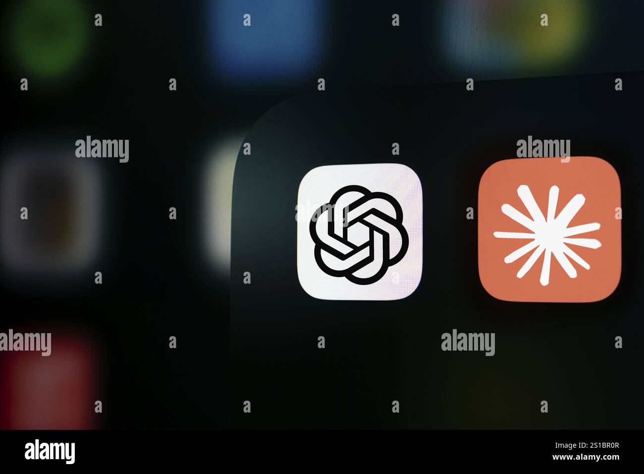 Eine Nahaufnahme eines iPhone-Bildschirms mit dem Symbol der App ChatGPT und Claude AI. Stockfoto
