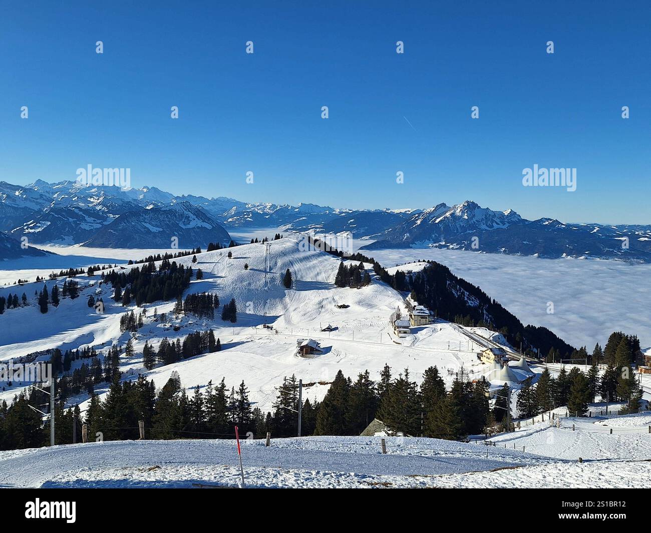 Rigi Themenbild - Zahnradbahn, Bergbahn, Rigi, Königin der Berge am Vierwaldstättersee im Winter, 31.12.2024 Rigi, Kulm, Bergmassiv am Vierwaldstättersee in der Zentralschweiz. Fahrt mit der Zahnradbahn, Bergbahn auf den Rigi Berggipfel Kulm. Die Rigi liegt in der Zentralschweiz im Kanton Schwyz und Luzern Themenbild - Zahnradbahn, Bergbahn, Rigi, Königin der Berge am Vierwaldstättersee im Winter, 31.12.2024 Copyright: XEibnerxPressefotox/xDanielxFleigx Stockfoto