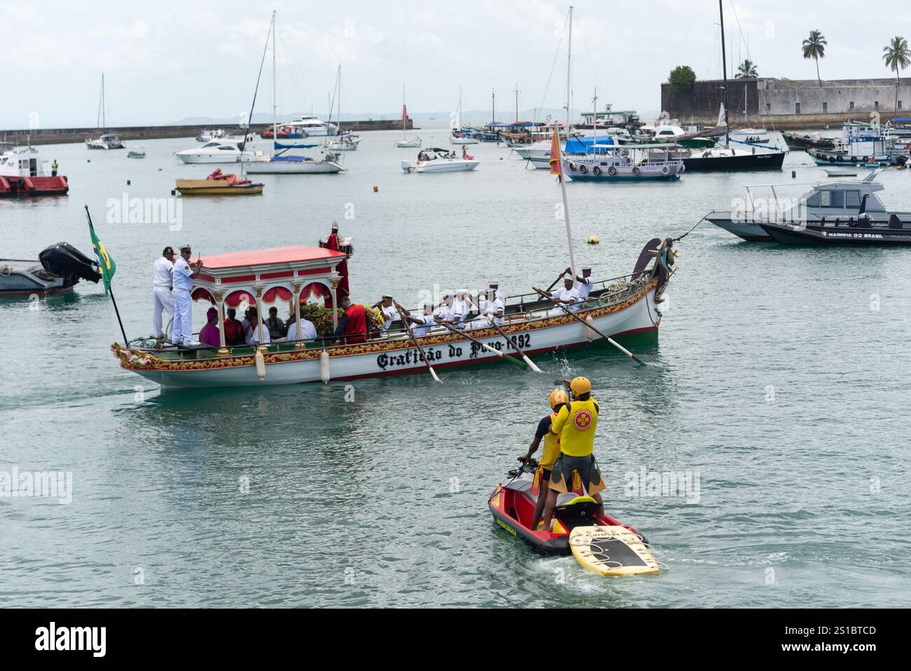 Salvador, Bahia, Brasilien - 01. Januar 2025: Blick auf die Statue von Bom Jesus dos Navegantes, die von einem Galiota-Boot für eine Seeverwaltung getragen wird Stockfoto