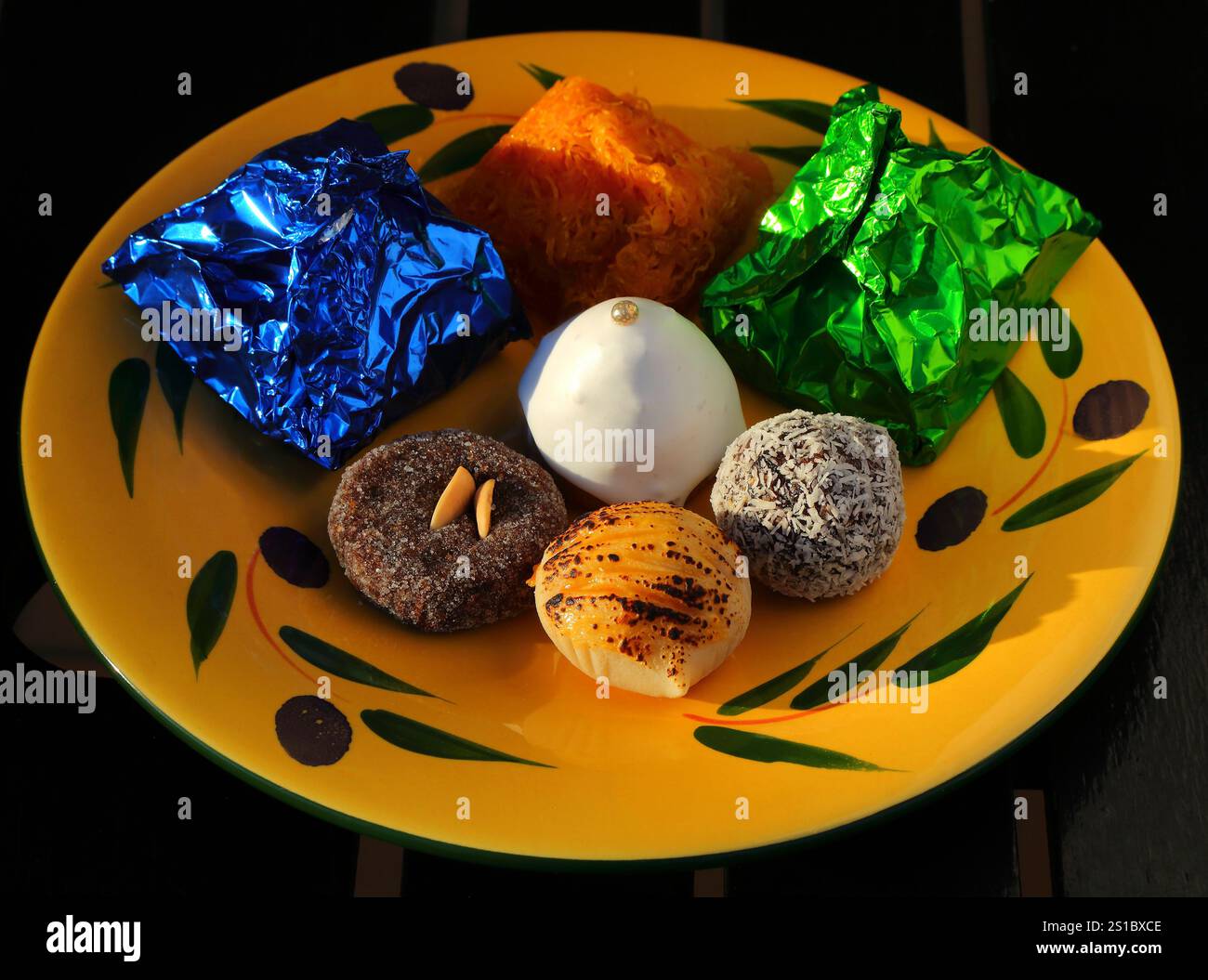 Typische Süßigkeiten aus der Algarve, Portugal. Sie basieren auf Feigen, Mandeln, Johannisbrot, Marzipan und Eigelb. Stockfoto