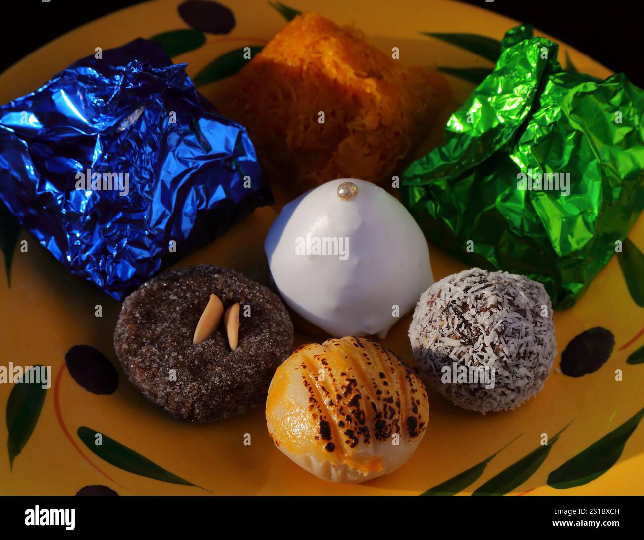 Typische Süßigkeiten aus der Algarve, Portugal. Sie basieren auf Feigen, Mandeln, Johannisbrot, Marzipan und Eigelb. Stockfoto