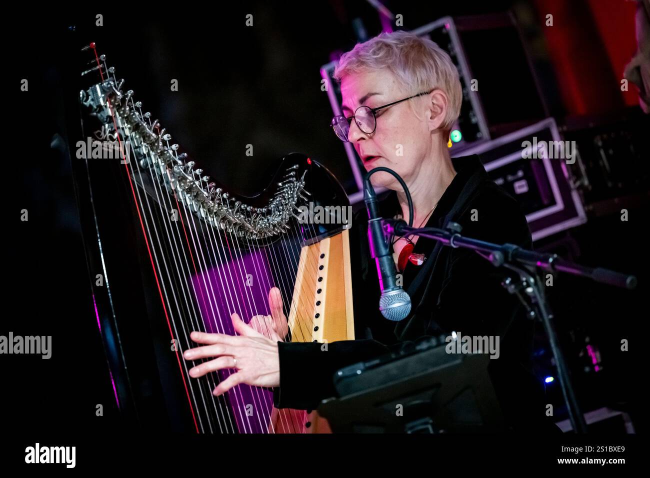 Edinburgh, Schottland. Mittwoch, 1. Januar 2025. Live-Aufführung von „Come Away in“ in der St. Giles-Kathedrale im Rahmen der ersten Footin-Veranstaltung der Stadt. „Come Away in“ wurde von Karine Polwart (Gitarre/Gesang) in Zusammenarbeit mit Stephen Deazley (Chorleiter), Corrina Hewat (Harfe) und Lori Watson (Geige/Gesang) mit einem großen Gemeinschaftschor konzipiert und aufgeführt, der speziell für die Veranstaltung rekrutiert wurde. Stockfoto